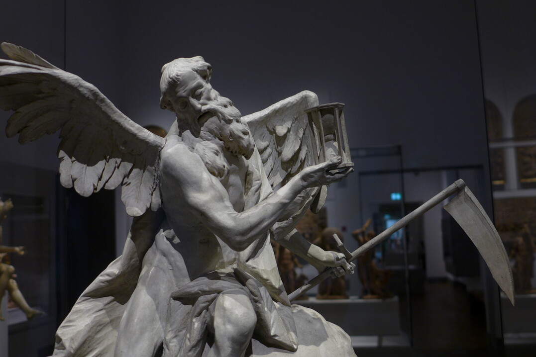 Bei der F�hrung im Bayerischen Nationalmuseum wird den Teilnehmern erl�utert, welche M�glichkeiten und technische Raffinessen es bei der Beleuchtung von Kunstwerken in Vitrinen gibt.