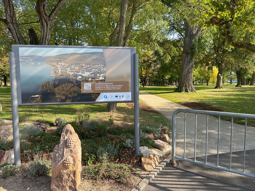 Die Arbeit ergreift die Chance, die Kastanienallee als strenge achsiale Zsur zwischen den bestehenden Teilen Hafenpark und Freizeitpark aufzulsen und damit ein harmonisches Ganzes zu schaffen. (...) Darstellung und Ausarbeitungstiefe suggerieren eine starke Auseinandersetzung mit dem Bestand, mit dem Ziel, diesen im Sinne der Nachhaltigkeit weitestgehend zu bercksichtigen und zu integrieren. Dabei scheinen die Baumstrukturen berwiegend erhalten zu bleiben. AUSZUG JURYBEWERTUNG 