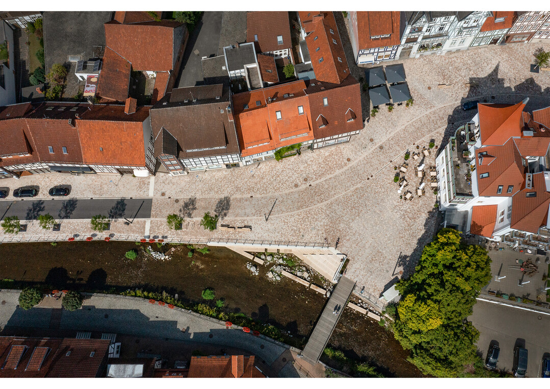 ffentlicher Raum als Zentrum:
Marktplatz und Lammegarten, Bad Salzdetfurth.
Entwurfsverfasser: POLA Landschaftsarchitekten GmbH