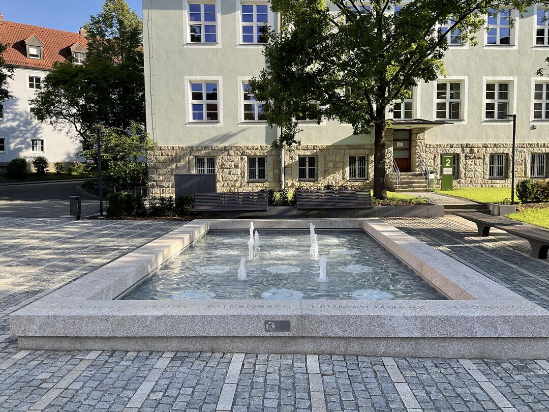 Umgestaltung Innenhof Landratsamt Tirschenreuth | „Alte Steine - neuer Innenhof“; Planung Stadt Land Fanck