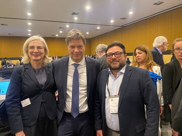 Andrea Gebhard, Prsidentin der Bundesarchitektenkammer und Gerardo Fonseca, Vizeprsident des Brasilianischen Architektenverbandes, unterzeichnen in Anwesenheit des Bundeswirtschaftsministers Robert Habeck das neue Kooperationsabkommen.