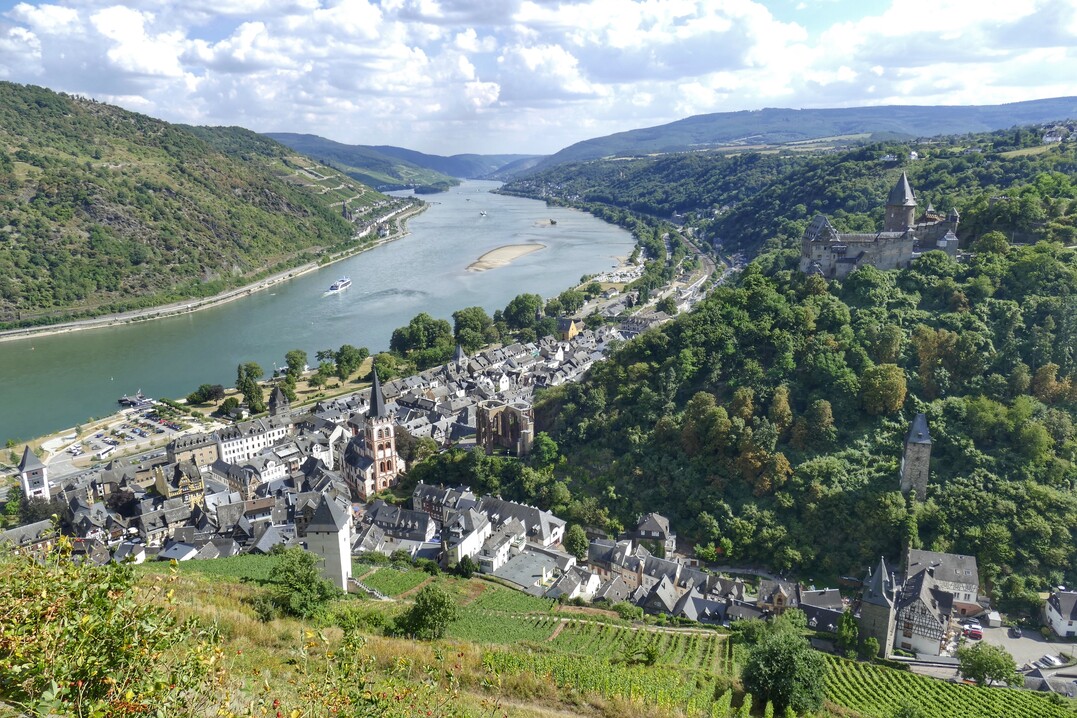 Blick auf Burg Stahleck, die Bacharacher Altstadt und die Rheinanlagen