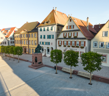 Nominiert - der Marktplatz Weil der Stadt: Hier das Kepler-Denkmal, eingebunden in neuer Sandsteinkante und Baumreihe aus Kastenlinden.