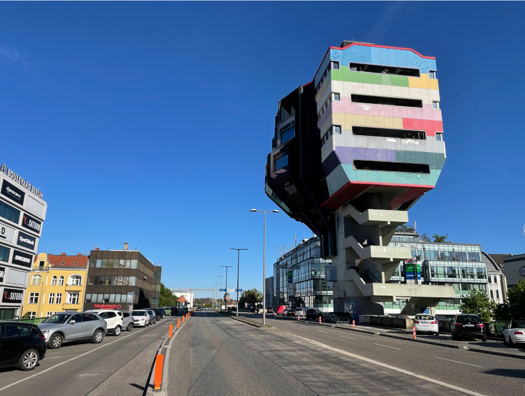 „Bierpinsel“ im Schnittpunkt der Auto-Trassen.